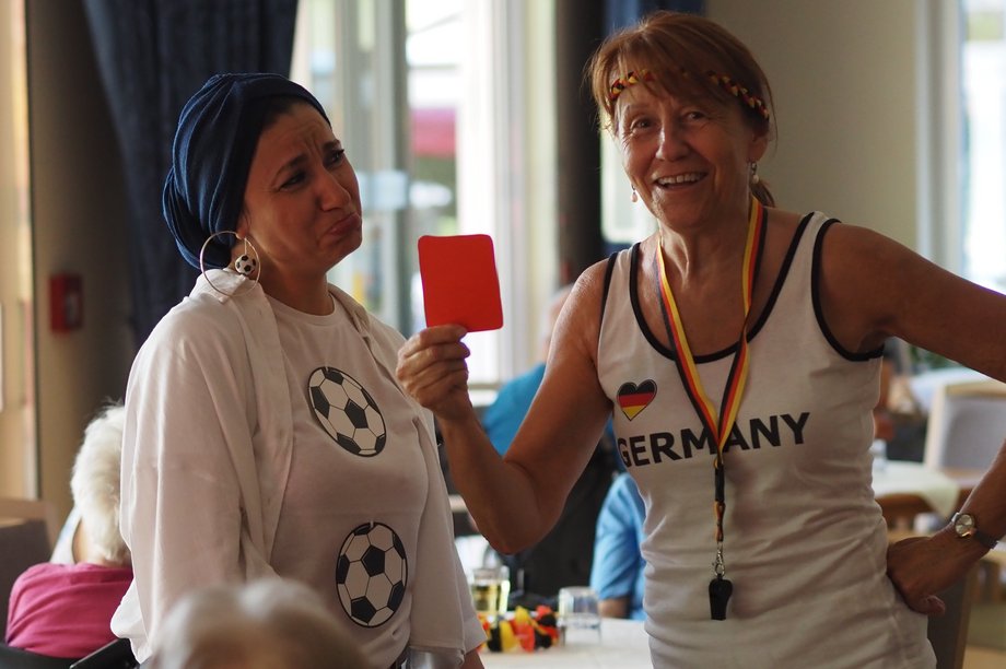 Das Bild zeigt eine Szene einer Fußball- oder WM-Party in einem Seniorenzentrum.