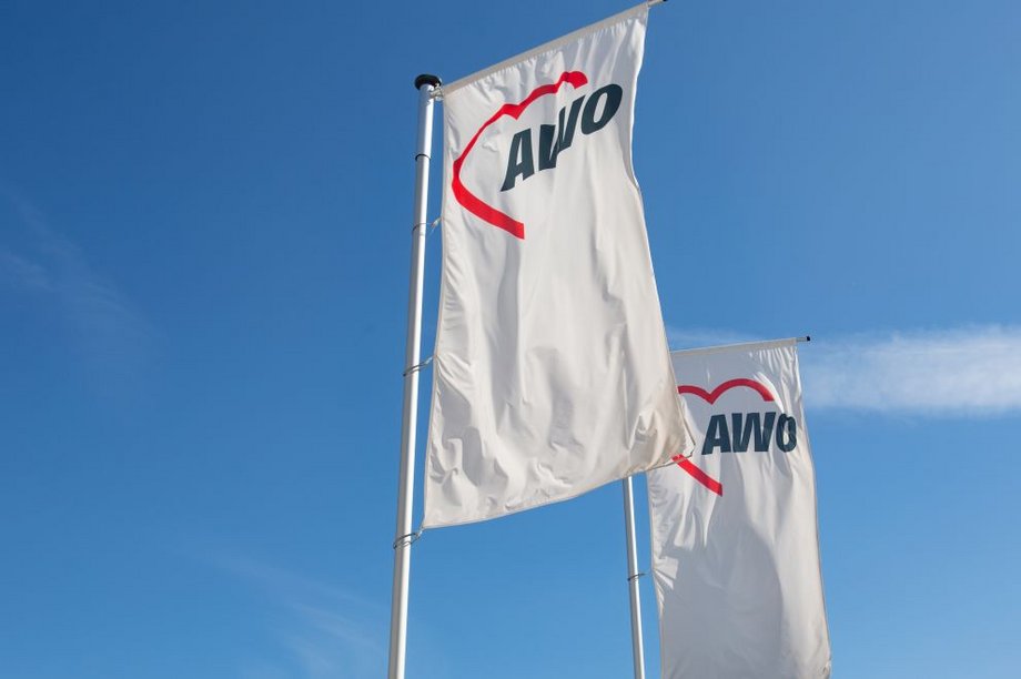 AWO-Fahnen wehen im Wind.