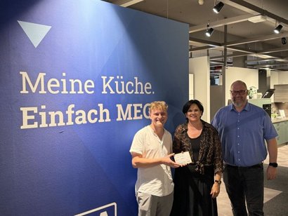 Spendenübergabe mit Marcel Meier (leben und wohne)n sowie Patricia Brotz-Hartmann und Andreas Panzer von MEGA Möbel SB GmbH.