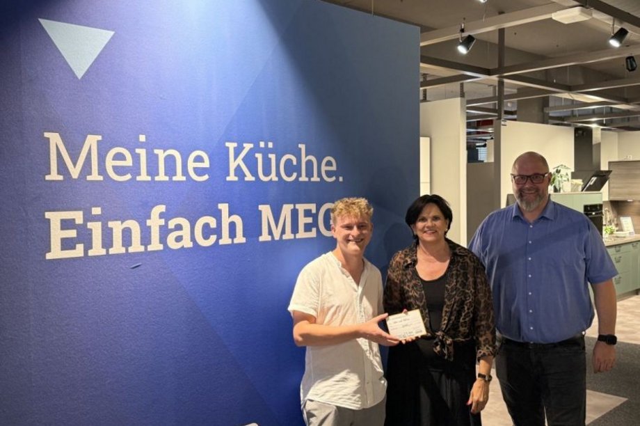 Spendenübergabe mit Marcel Meier (leben und wohne)n sowie Patricia Brotz-Hartmann und Andreas Panzer von MEGA Möbel SB GmbH.