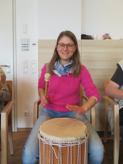 Musiktherapeutin veranstaltet einen Drum Circle im Louise-Ebert-Haus