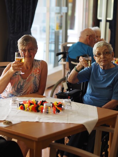 Bewohnerinnen bei der Fußballparty