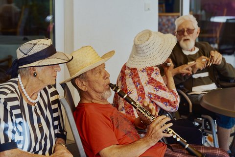 Ein Bewohner spielt auf seinem Instrument.