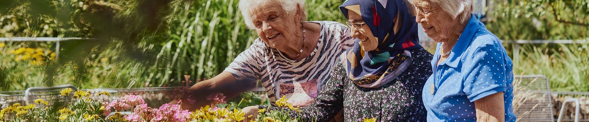 Bewohnerinnen arbeiten am Hochbeet