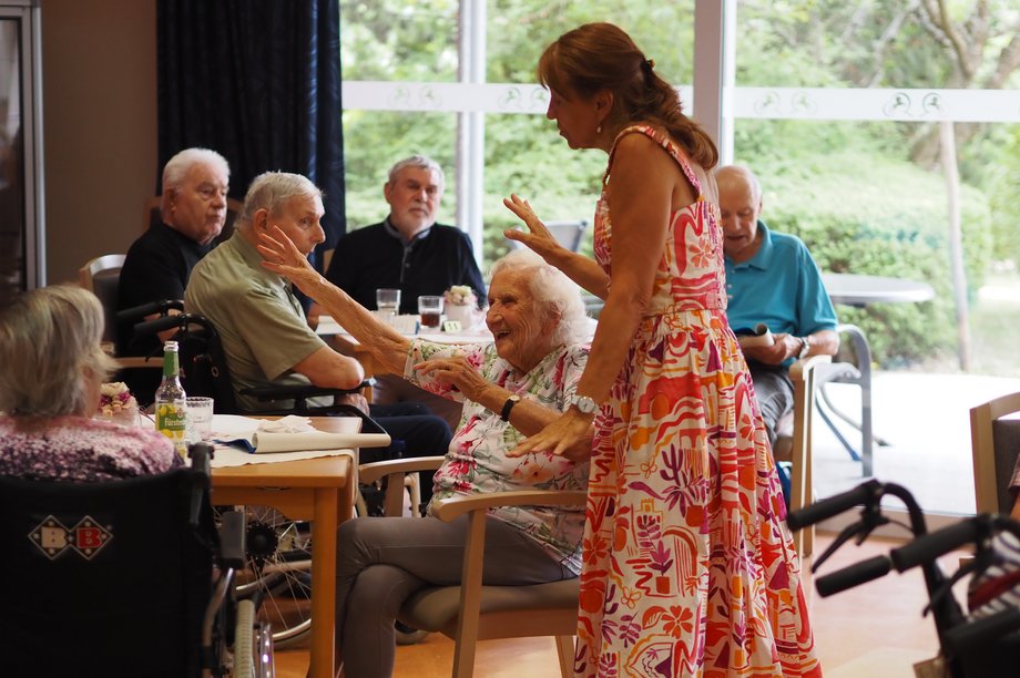 gemeinsames Singen und Musizieren bei der AWO-Hitparade im AWO-Seniorenzentrum Am Stadtpark in Villingen-Schwenningen.
